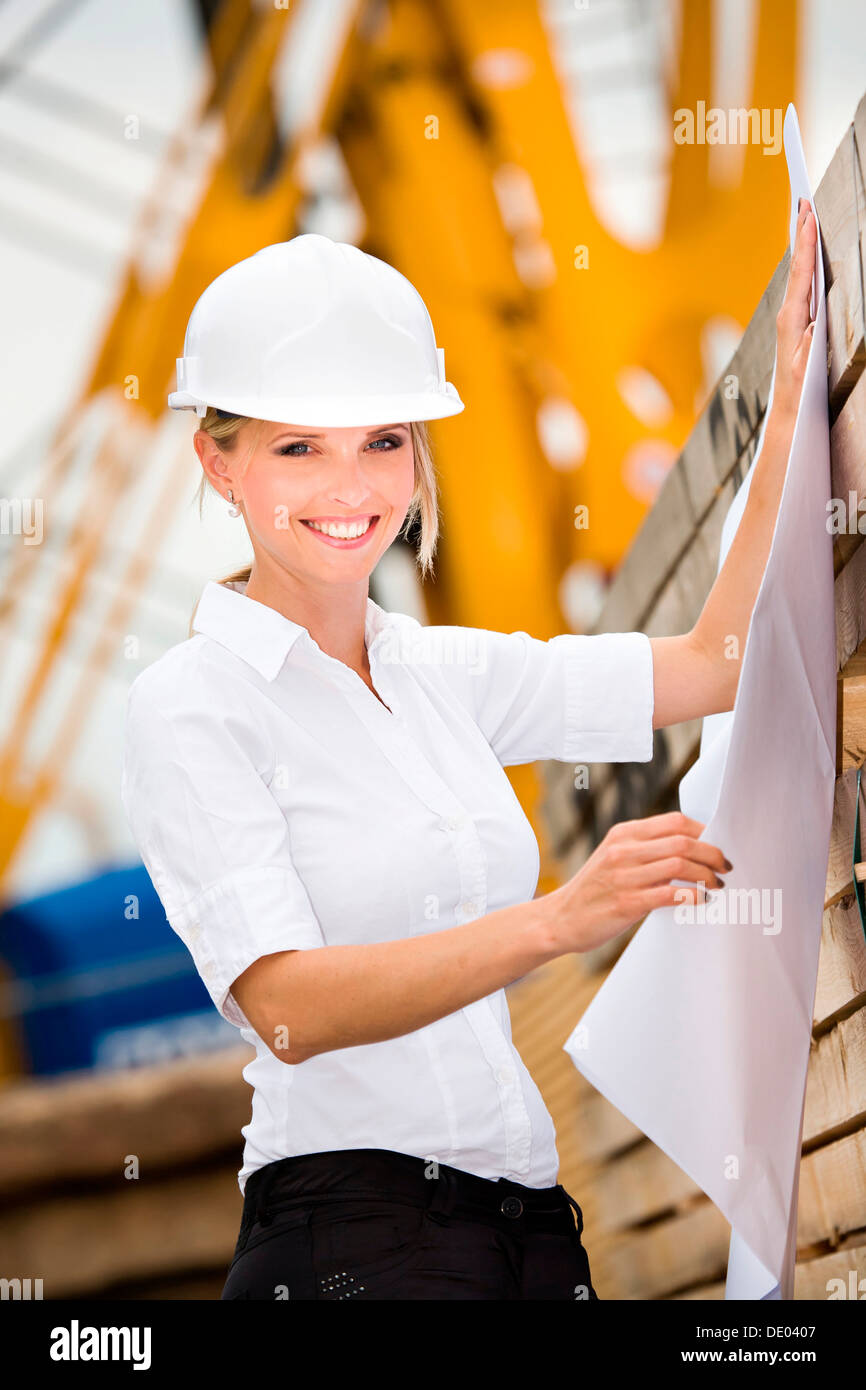 Jeune femme au chantier de construction Banque D'Images