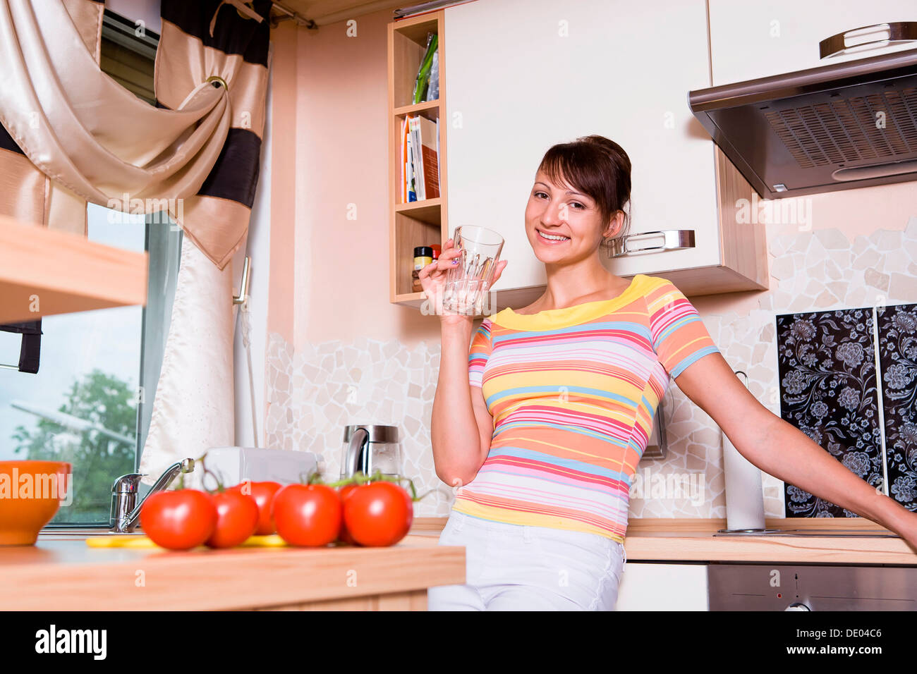 Jeune femme dans une cuisine Banque D'Images