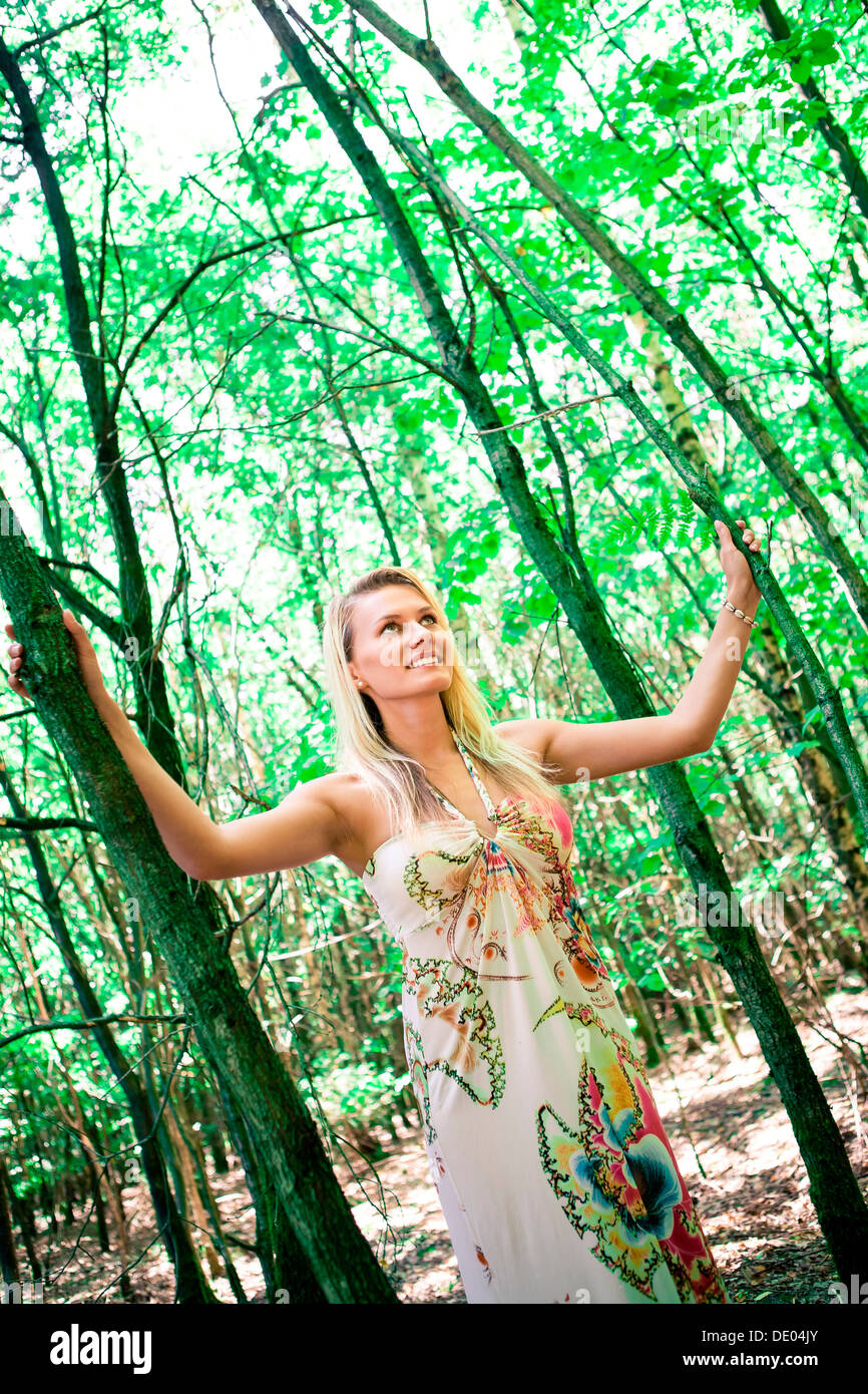 Jeune femme portant une robe d'été, dans la forêt Banque D'Images