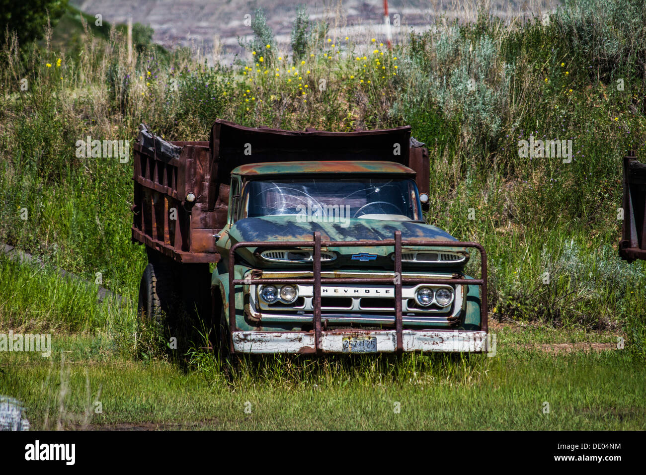 Vieux, abandonnés, la rouille de l'extraction du charbon camion Chevrolet muets. Et bien battues utilisées dans mine de charbon en Alberta badlands, près de Drumheller Banque D'Images