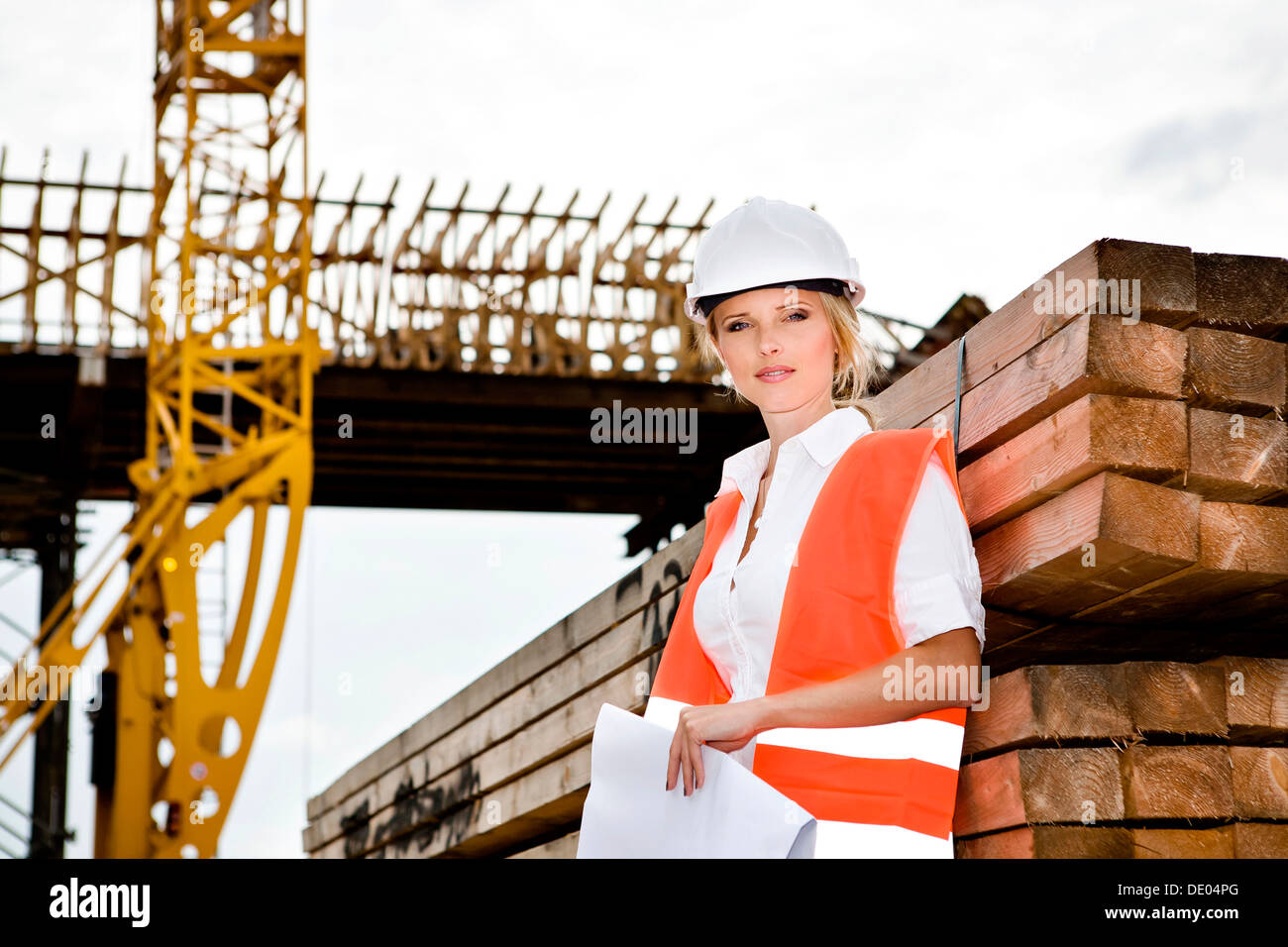 Une jeune femme au constructeur construction d'une nouvelle autoroute Banque D'Images