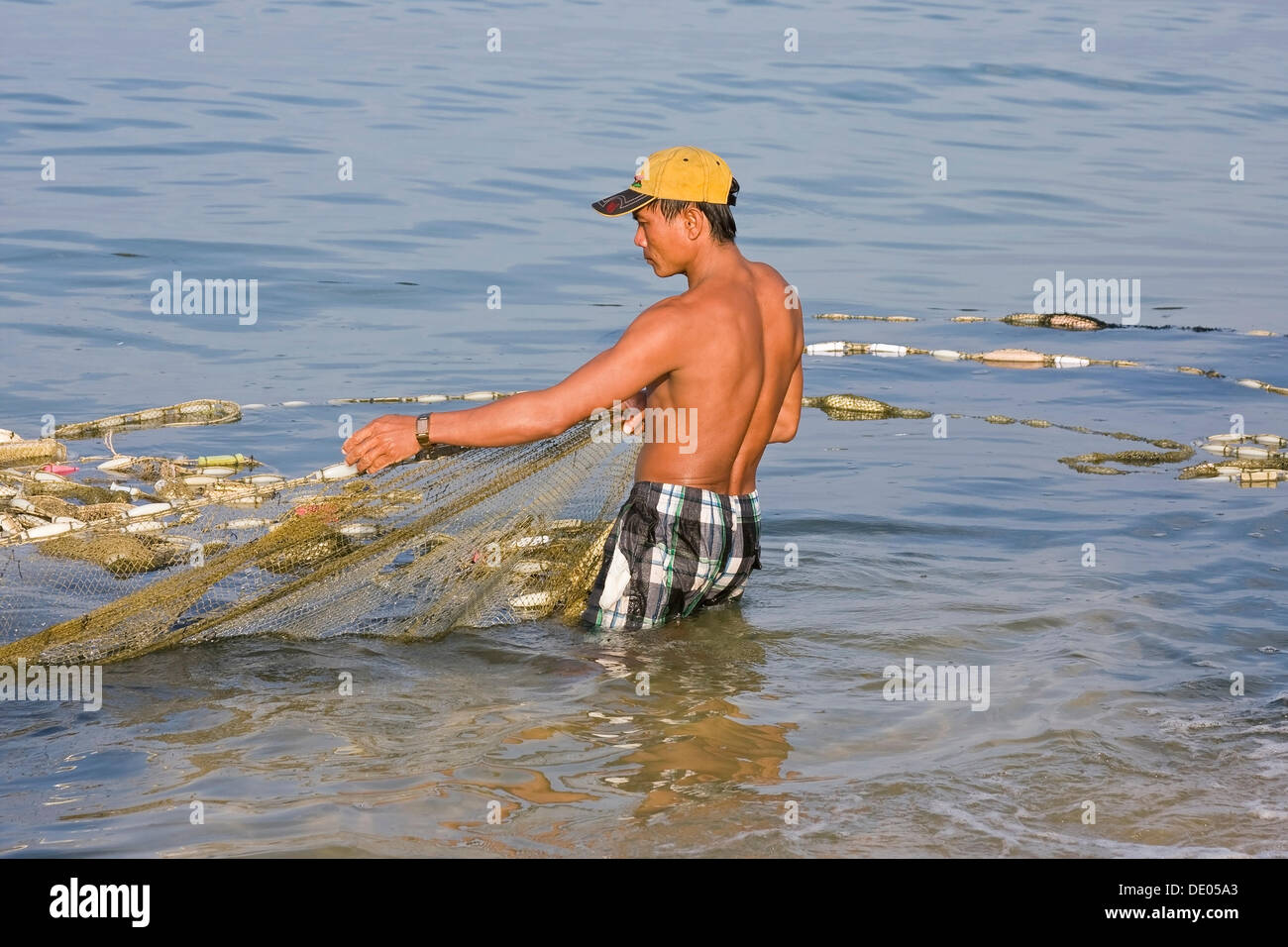 La capture du poisson pêcheur avec un filet de pêche dans la mer, l'île de Phu Quoc, Vietnam, Asie du sud-est Banque D'Images
