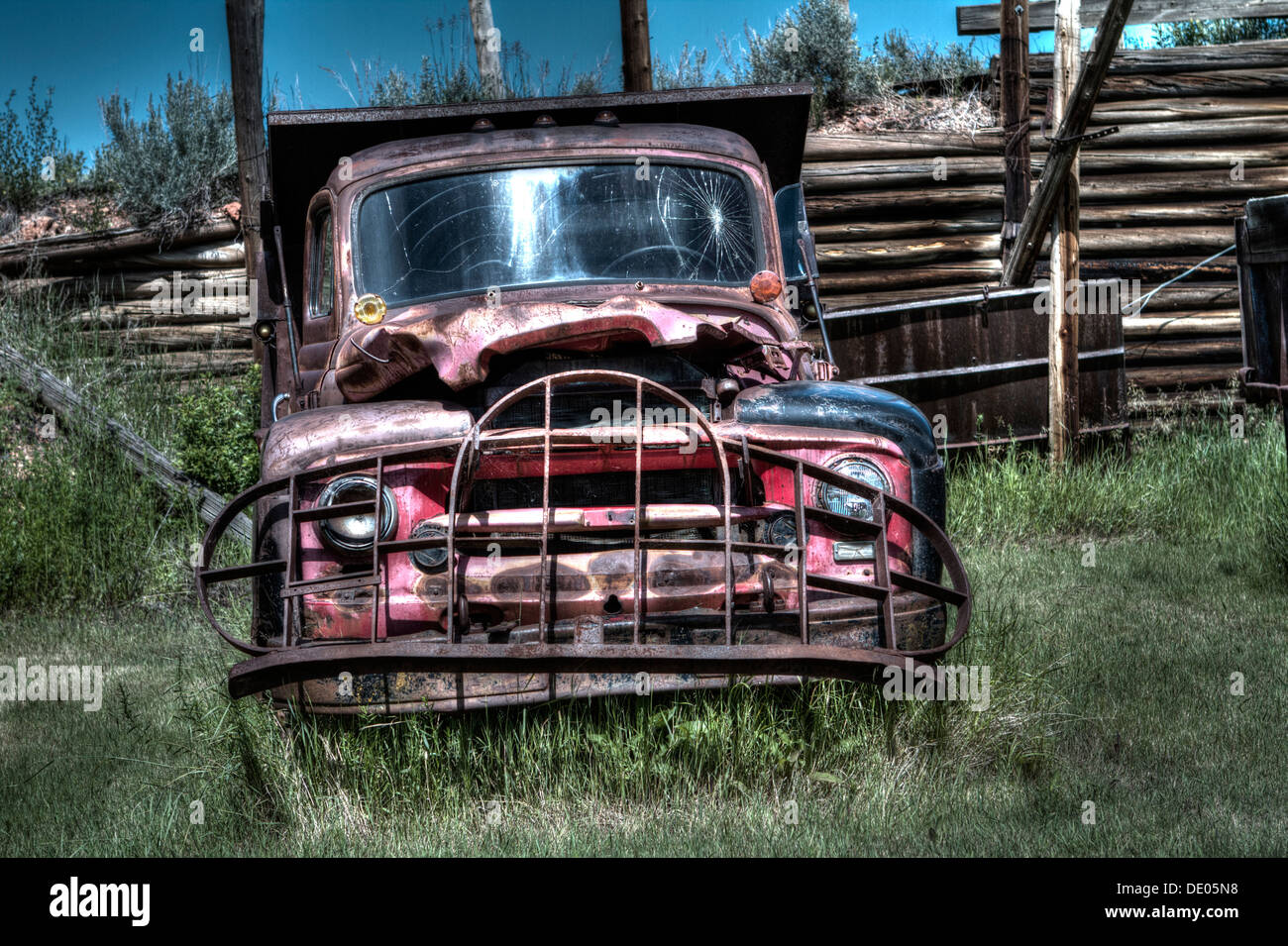 Vieux, abandonnés, la rouille de l'extraction du charbon dumb chariot. Et bien battues utilisées dans mine de charbon en Alberta badlands, près de Drumheller. Banque D'Images