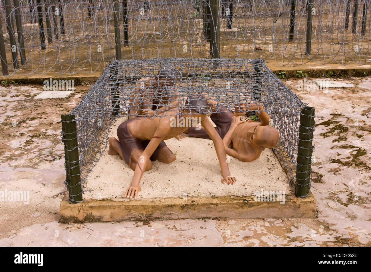 Ancienne prison pour les prisonniers de guerre sur l'île de Phu Quoc, maintenant un musée, sculptures décrivent les conditions de détention Banque D'Images