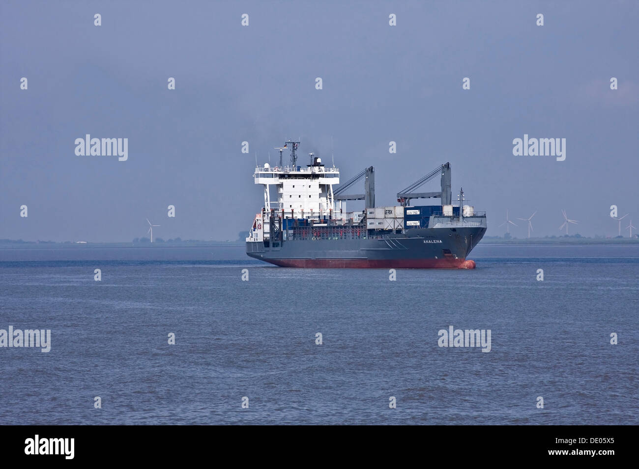 Porte-conteneurs ou multi-rôle navire sur l'Elbe à Hambourg, à Brunsbuettel, Basse-Saxe Banque D'Images