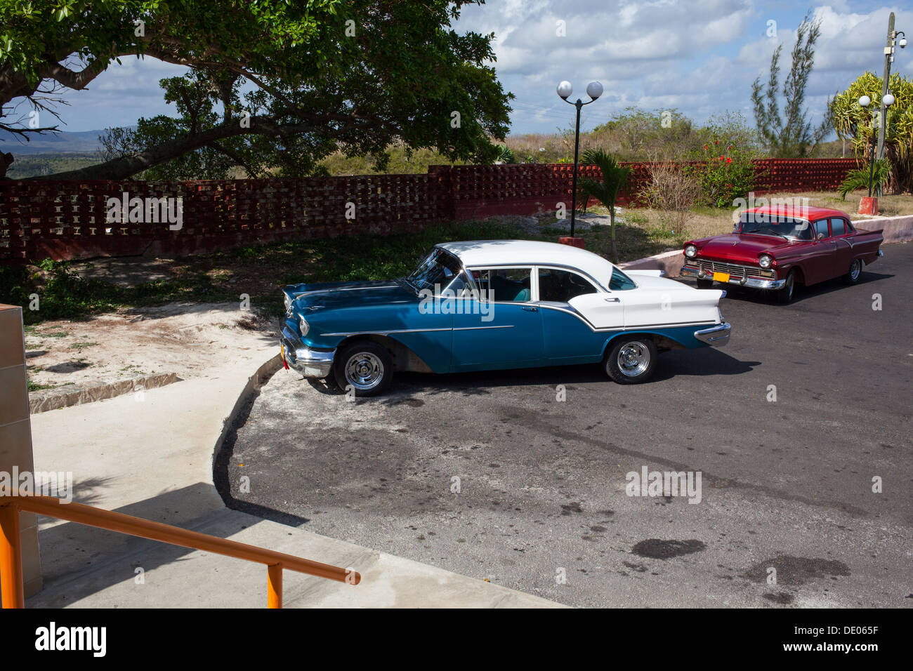 Deux voitures années 50 à Cuba, Varadero. Voiture rétro puissant en bleu et blanc, couleurs, rouge voiture près de. Banque D'Images