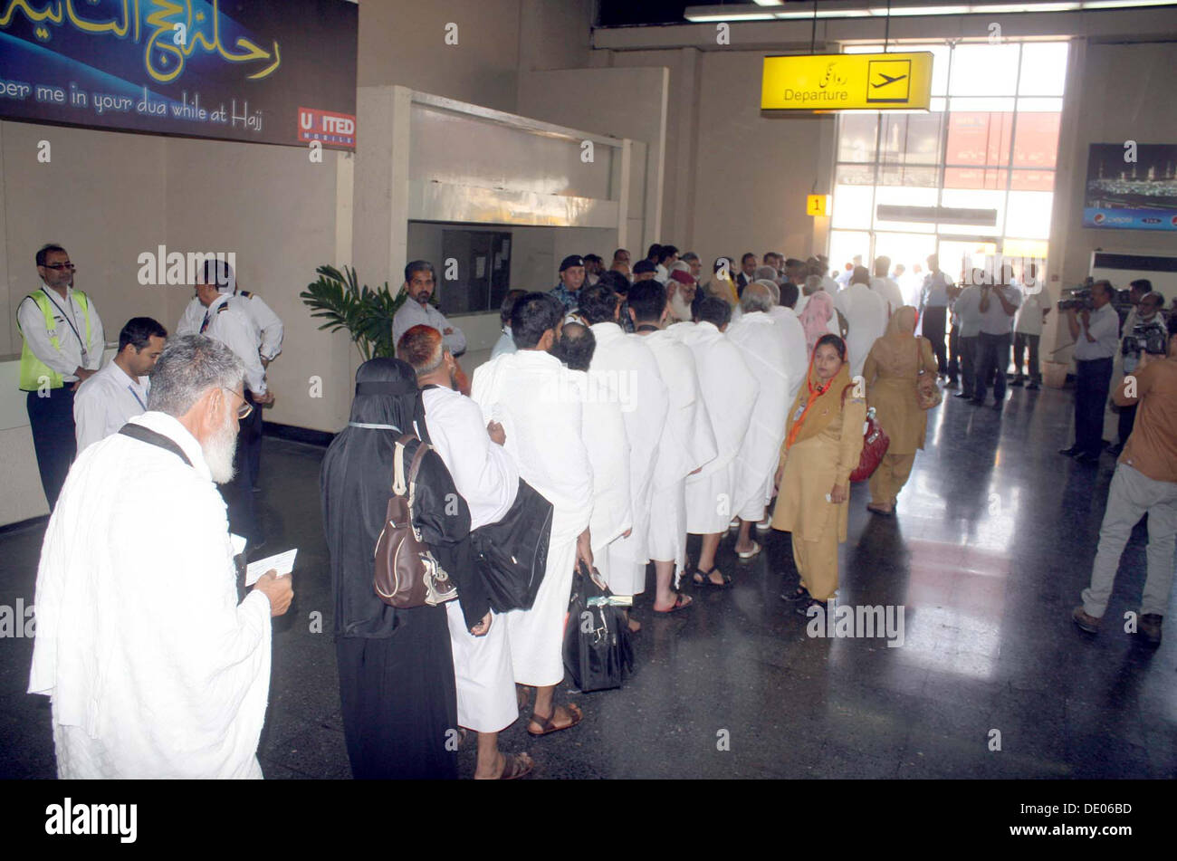 Pèlerins pakistanais se tenir dans une file d'attente à l'Aéroport International Jinnah Hajj Terminal au conseil du premier vol à partir de Jeddah, comme ils le départ pour le pèlerinage annuel en Arabie Saoudite, dans la région de Karachi le lundi, Septembre 09, 2013. Pakistan International Airlines (PIA) le lundi a commencé l'opération Hadj. Décollage de Karachi à 3:00pm. Cette année 143'000 pèlerins pakistanais va accomplir le hadj en régime de gouvernement. Banque D'Images