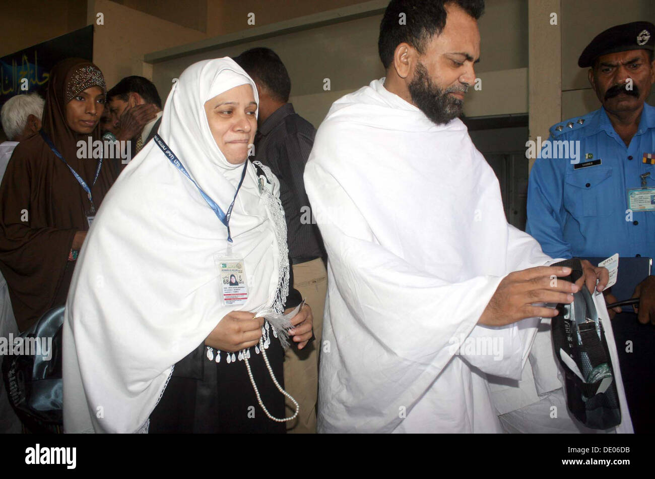 Pèlerins pakistanais se tenir dans une file d'attente à l'Aéroport International Jinnah Hajj Terminal au conseil du premier vol à partir de Jeddah, comme ils le départ pour le pèlerinage annuel en Arabie Saoudite, dans la région de Karachi le lundi, Septembre 09, 2013. Pakistan International Airlines (PIA) le lundi a commencé l'opération Hadj. Décollage de Karachi à 3:00pm. Cette année 143'000 pèlerins pakistanais va accomplir le hadj en régime de gouvernement. Banque D'Images