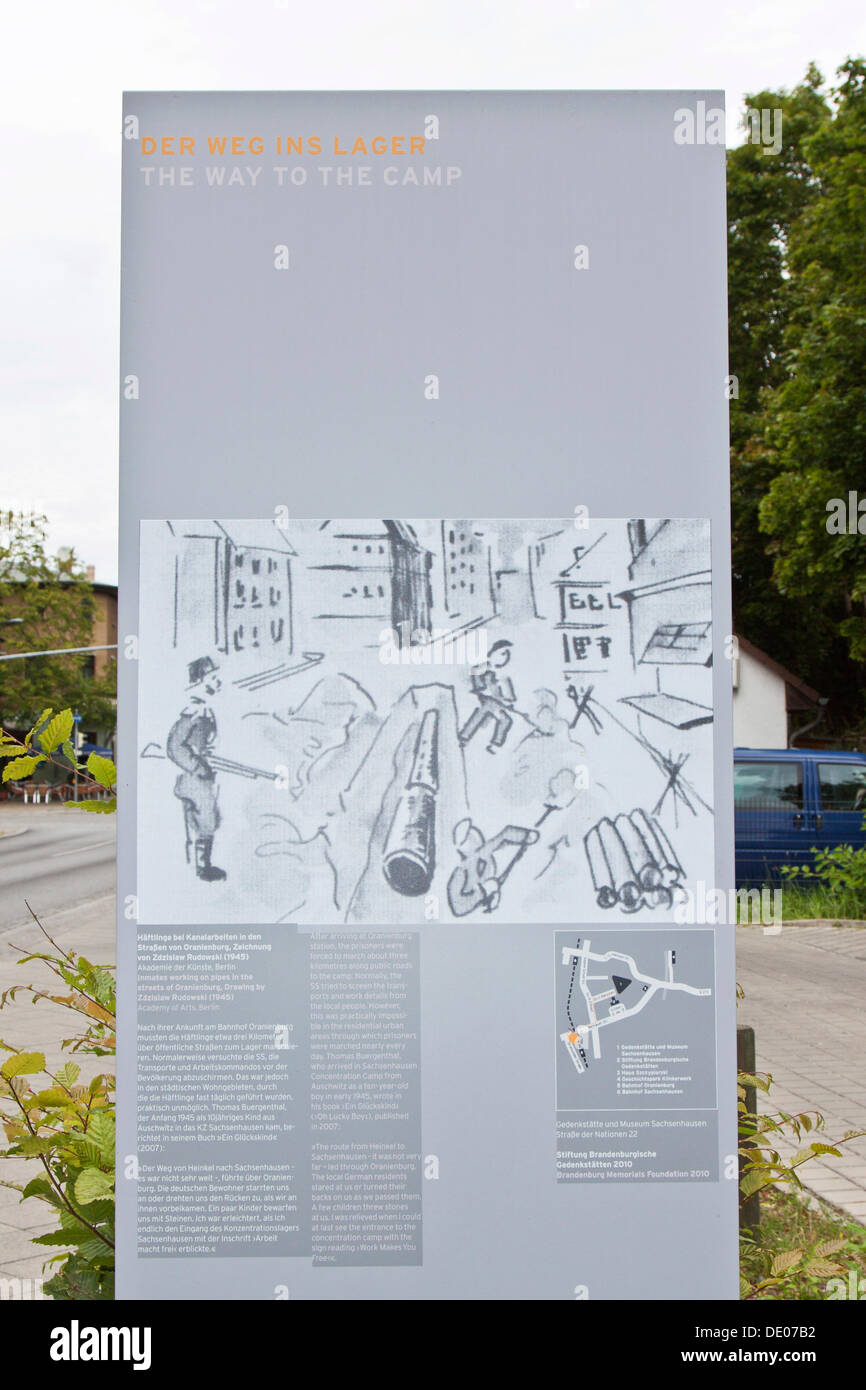 La "Route de la camp', plaque à Oranienburg montrant la route 1.8km au camp de concentration de Sachsenhausen, Oranienburg Banque D'Images