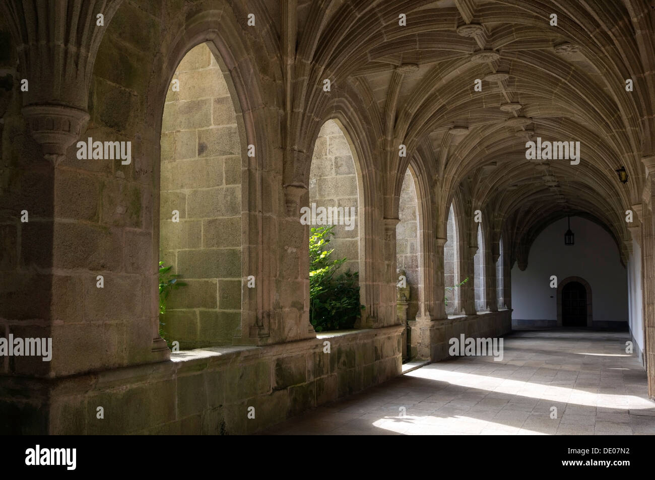 Cloître de San Julián de Samos, fondée au sixième siècle, appartient à l'ordre des Bénédictins Banque D'Images