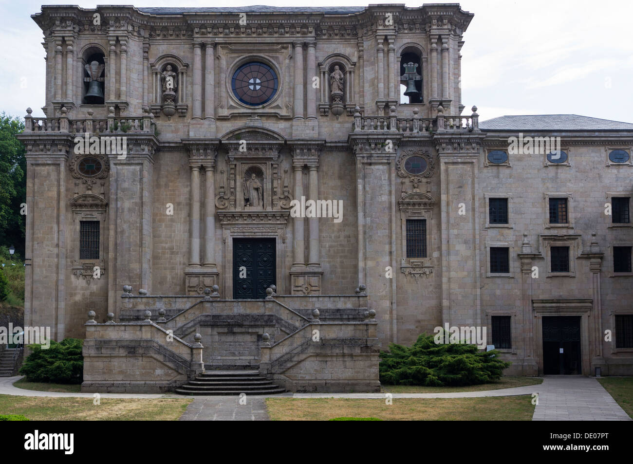 Façade du monastère de San Julián de Samos, fondée au sixième siècle, appartient à l'ordre des Bénédictins Banque D'Images