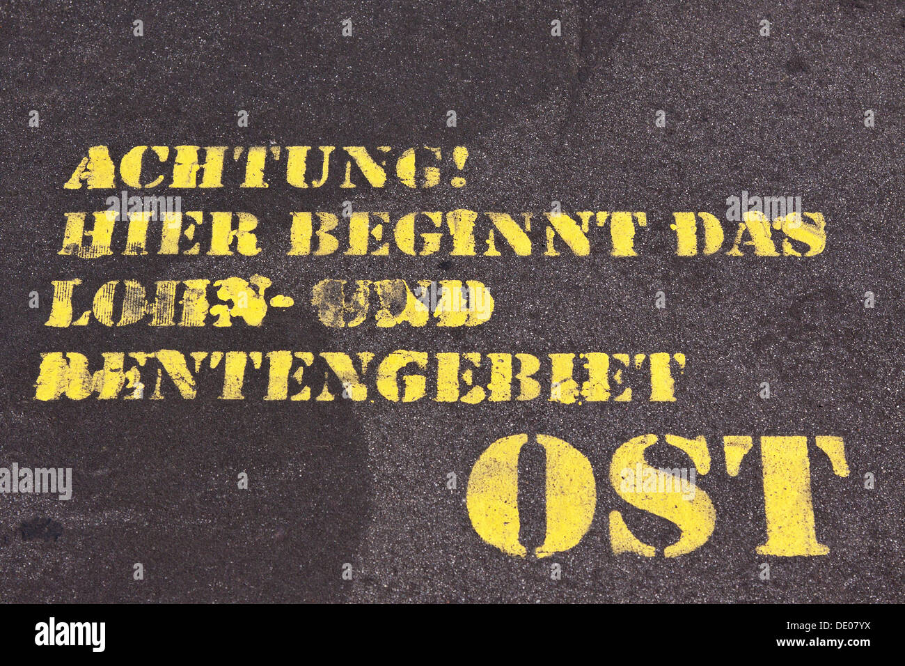 Pulvérisé mots 'Achtung ! Hier beginnt das Lohn- und Ost Rentengebiet" ou "Attention ! Ici commence le domaine des salaires et des retraites est" Banque D'Images