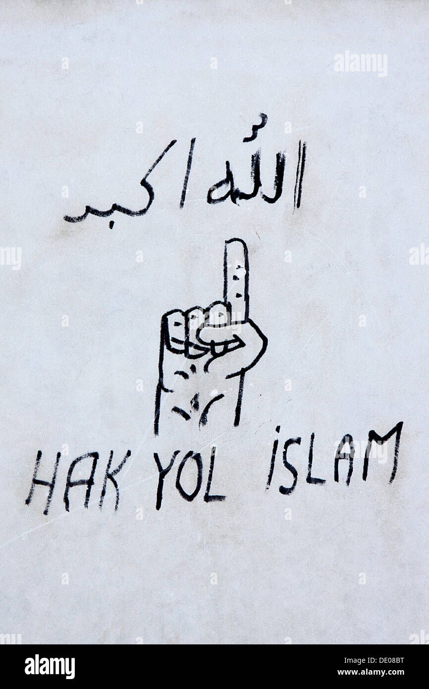 Hak Yol l'Islam, écrit en turc et en arabe, de traduire à l'Islam, le droit chemin', la main avec un doigt pointé sur un mur de la maison Banque D'Images