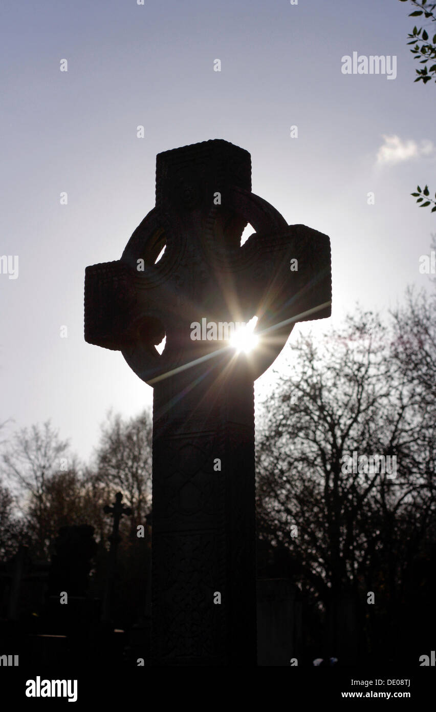 Croix celtique, rétroéclairé, West Norwood Cemetery Banque D'Images