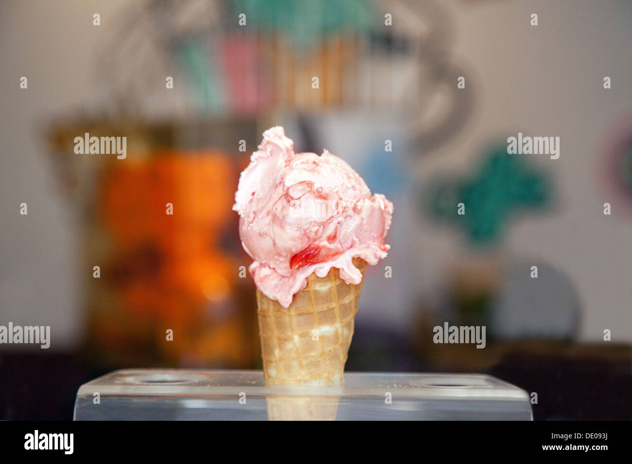 ICE cream UK; Un cône de glace de fraise dans la boutique de glace Benets, Cambridge, Angleterre Banque D'Images