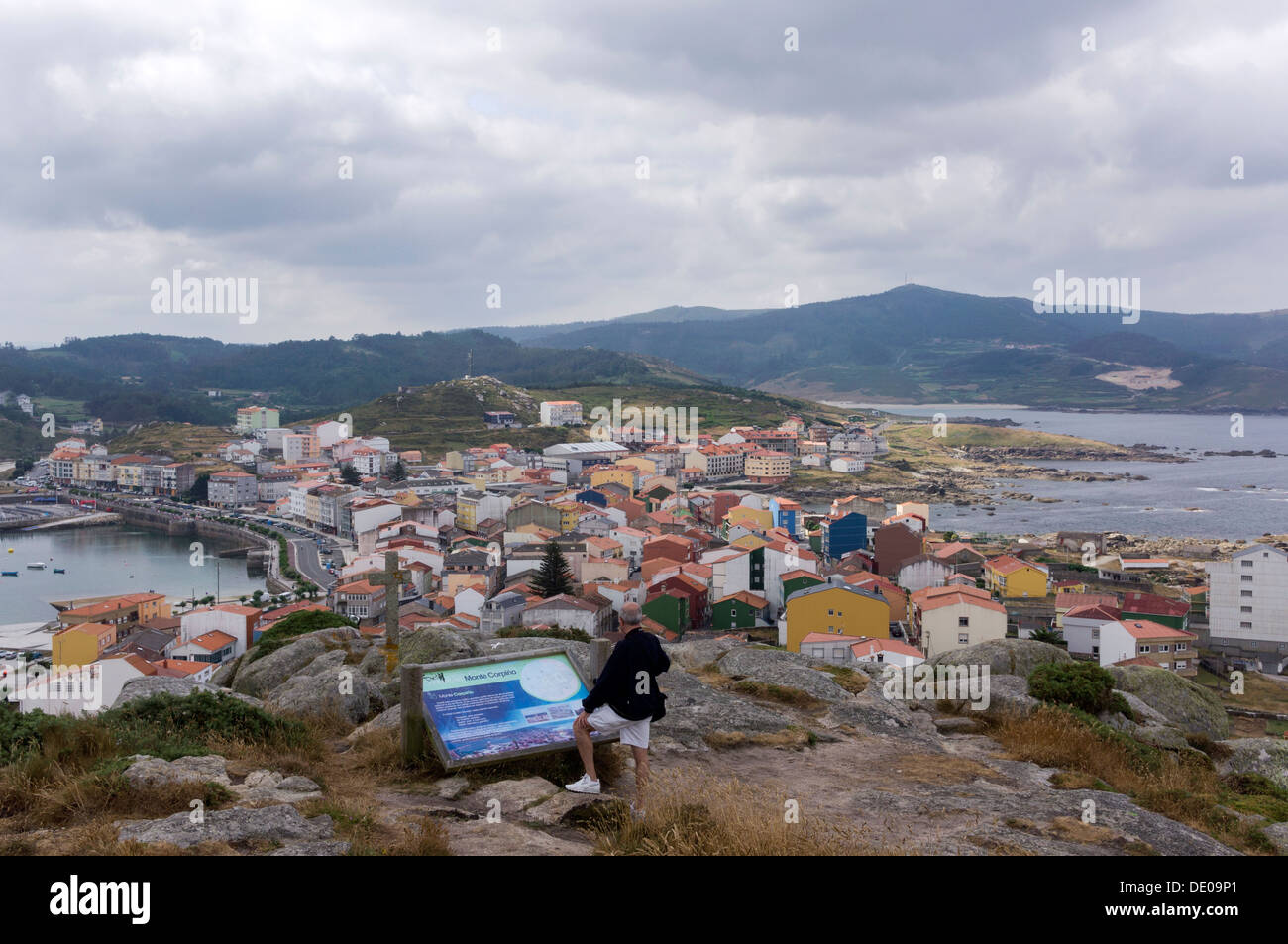 Un touriste contemple une vue de la ville de Muxia à partir de l'une des collines près de la ville. Banque D'Images