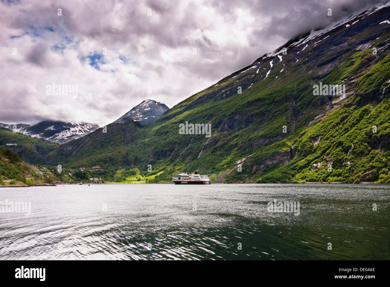 La ville de Geiranger à Geiranger Fjord avec un navire de Hurtigruten Norvège, Scandinavie, Europe Banque D'Images