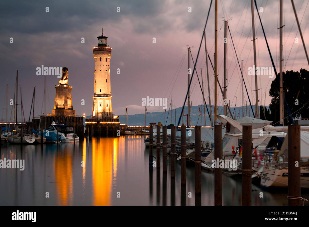 Phare et le lion bavarois, symbole de la ville, à l'entrée du port de Lindau sur le lac de Constance, La Bavière Banque D'Images