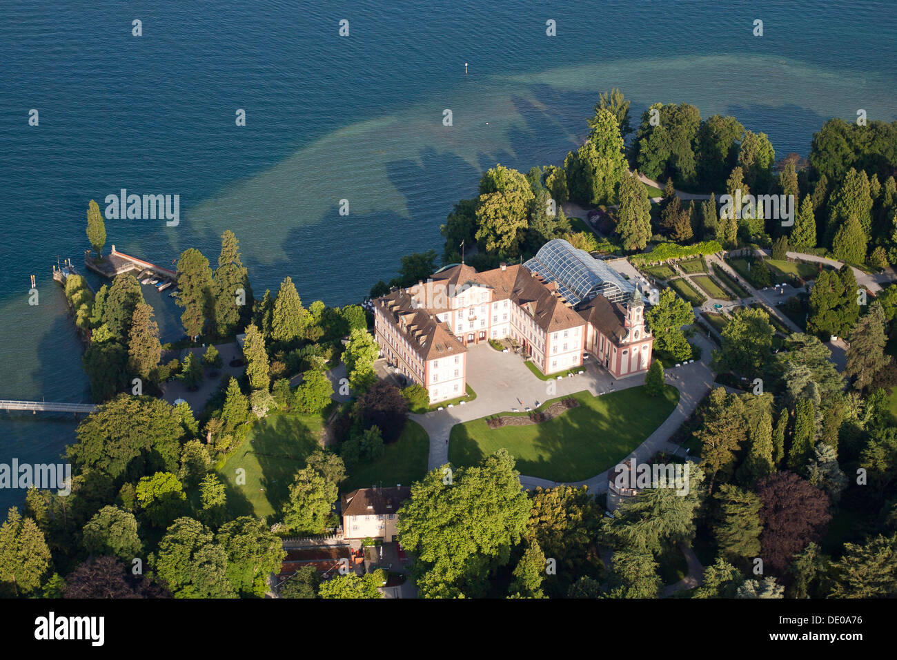 Vue aérienne, l'île aux fleurs de Mainau avec son château, le lac de Constance, Constance district, Bade-Wurtemberg Banque D'Images Vue aérienne, l'île aux fleurs de Mainau avec son château, le lac de Constance, Constance district, Bade-Wurtemberg Banque D'Images