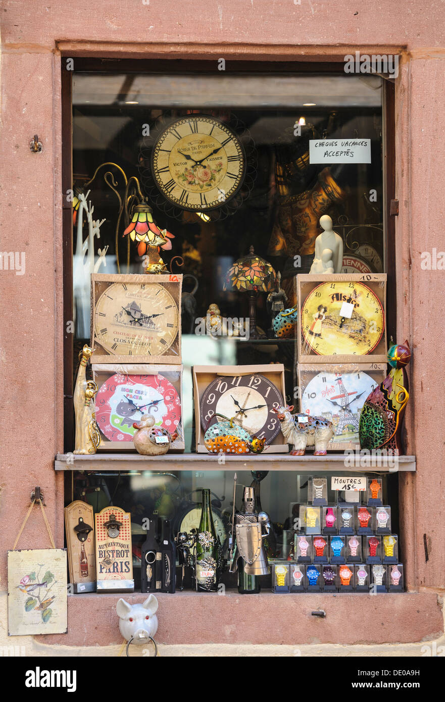 Fenêtre d'une boutique qui vend des horloges et d'autres éléments dans le 16ème siècle village de Riquewihr, Alsace, France Banque D'Images