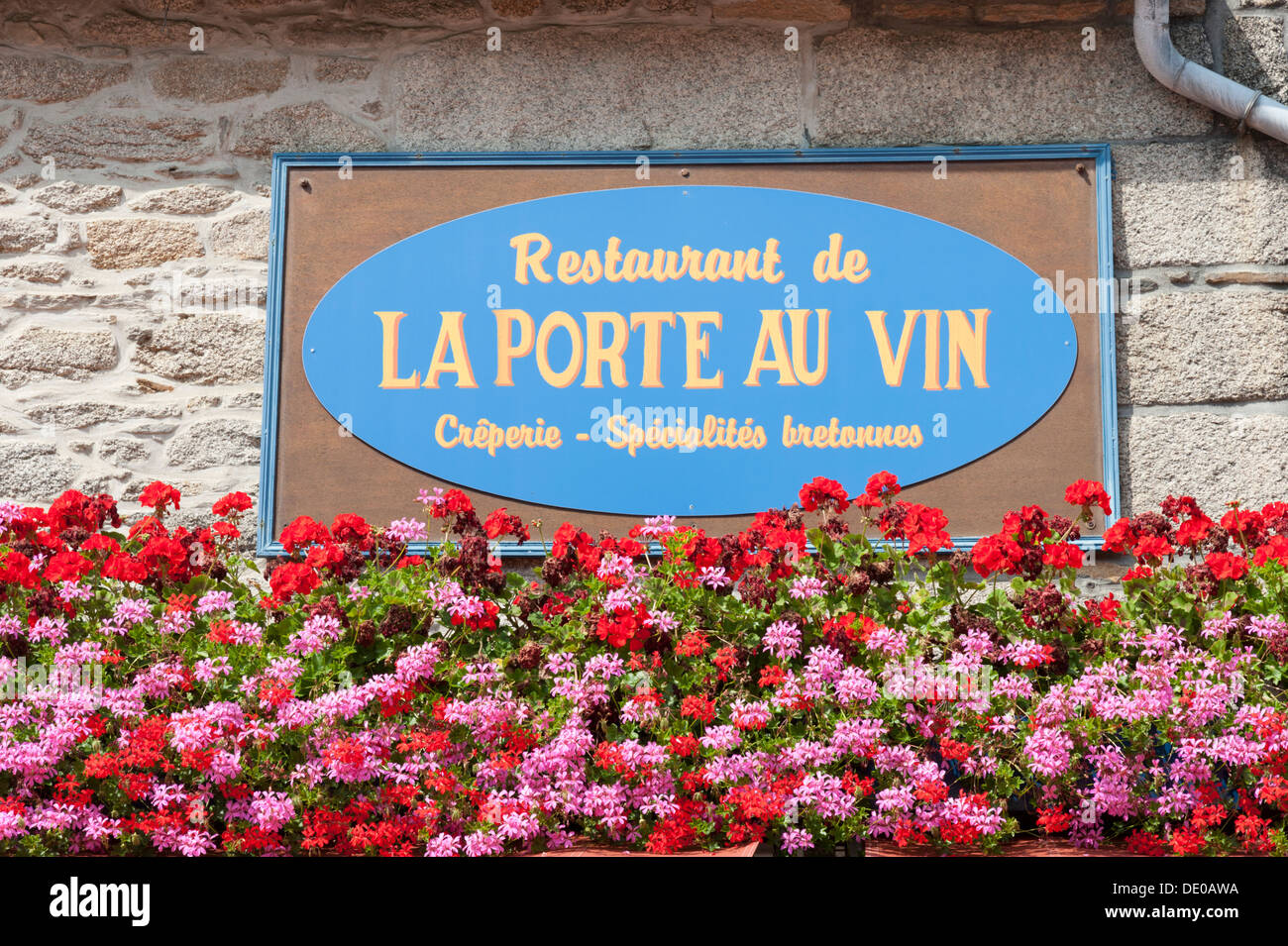 Le signe pour le restaurant La Porte au Vin Ville Close Concarneau Bretagne  France avec de jolies fleurs pour décoration Photo Stock - Alamy