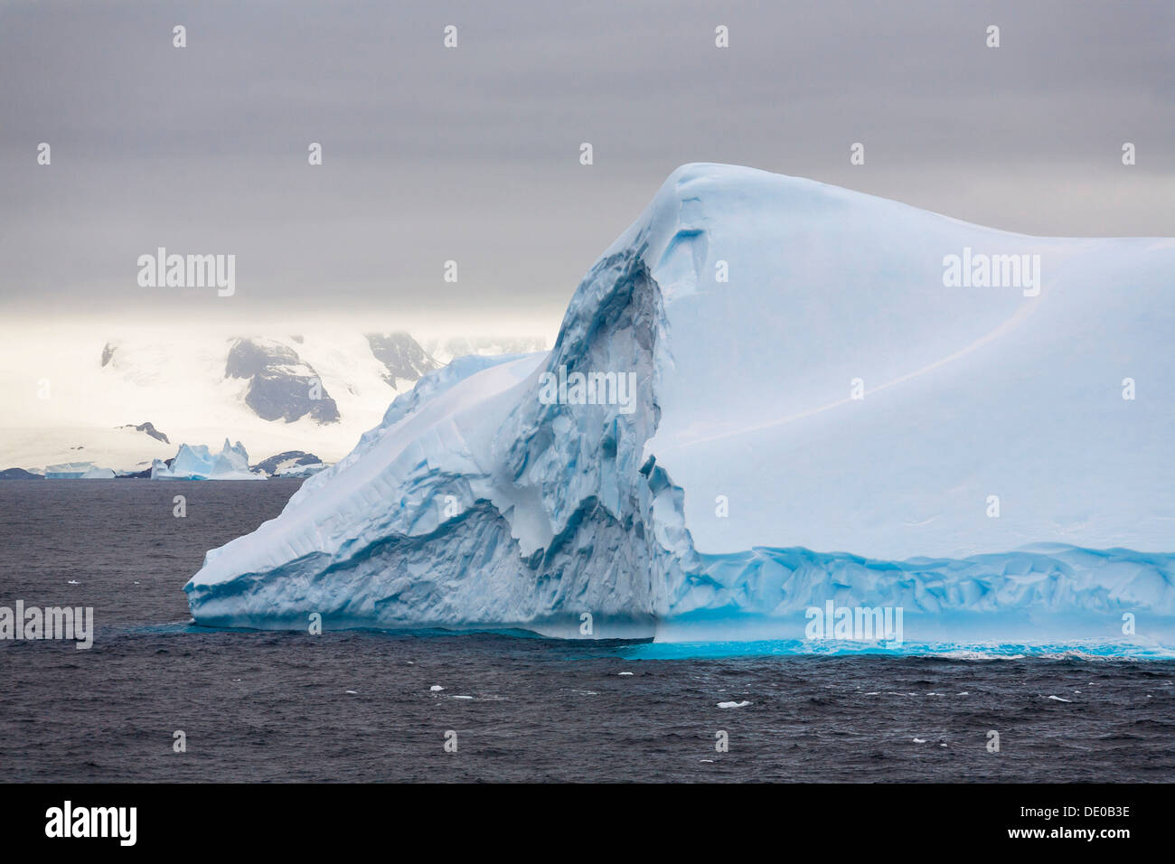 Blue iceberg au large de l'Île Laurie, Washington, Détroit Sud Orcades, océan du Sud, l'Antarctique Banque D'Images