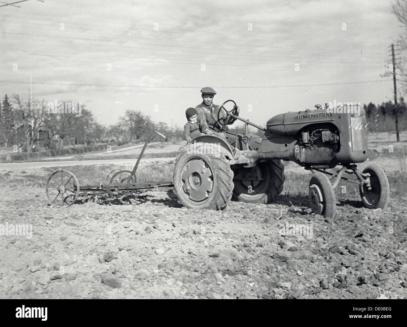 Le hersage avec un tracteur Allis-Chalmers, Suède, 1950. Artiste : Torkel Lindeberg Banque D'Images