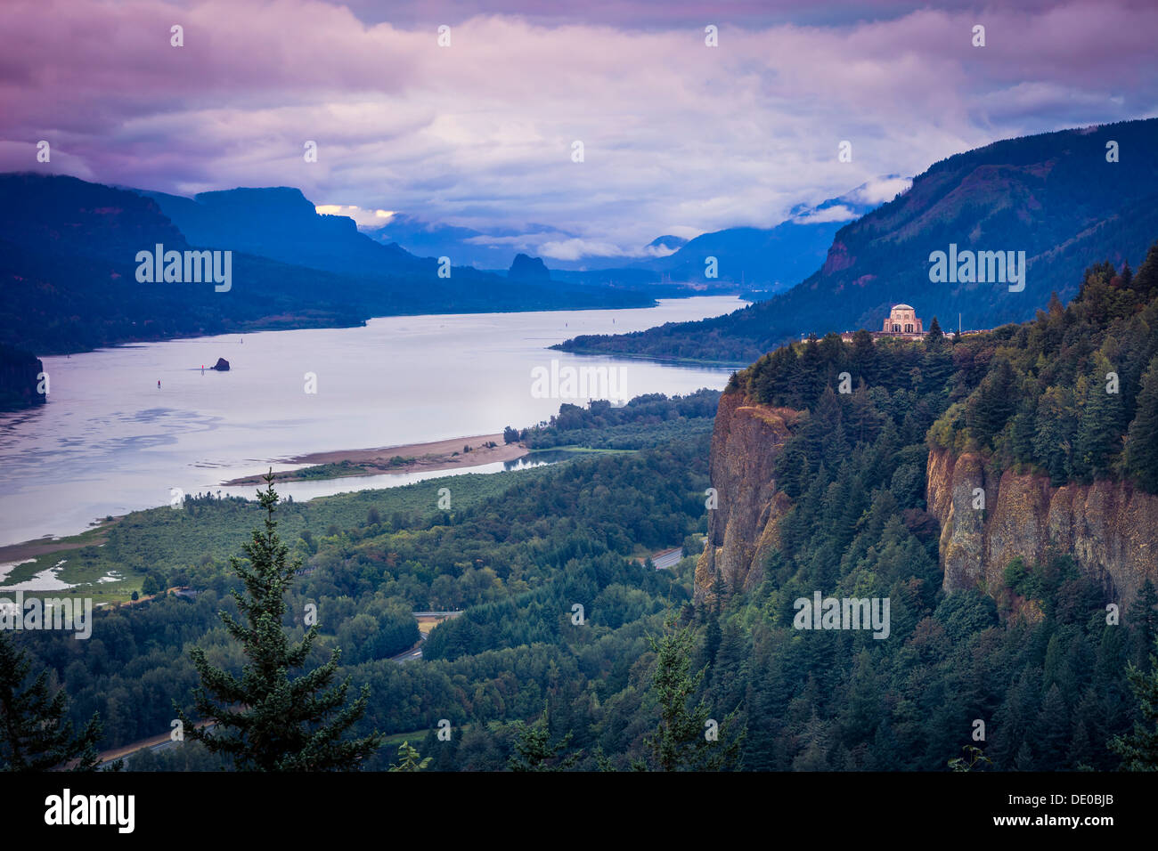 Moody dawn sur Vista House à Crown Point dans la Columbia River Gorge, Oregon USA Banque D'Images