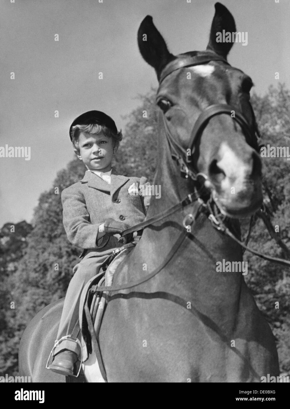 Le prince Carl Gustaf de Suède et son cheval, Nivea, le château de Haga, Suède 1952. Artiste : Inconnu Banque D'Images