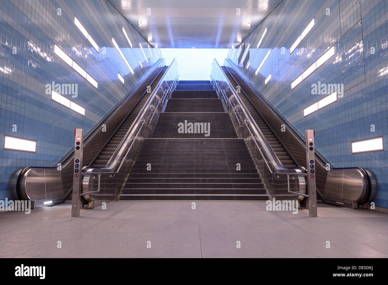 Escalier de la station de métro "Ueberseequartier' de la ligne de métro U4 de Hambourg, opérateur et développeur est le hamburger Banque D'Images