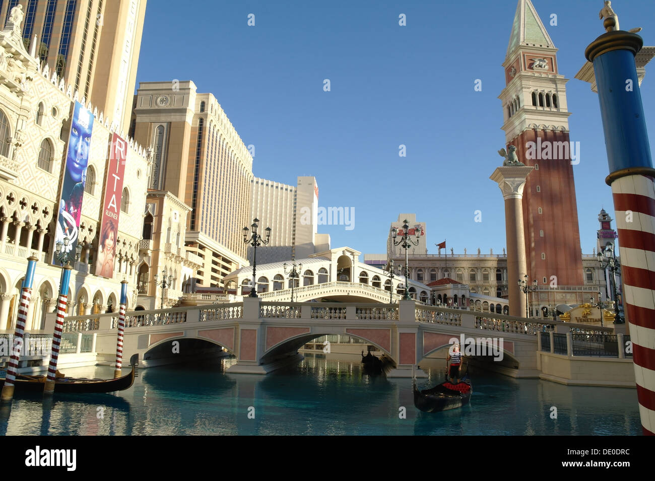 Vue sur le ciel bleu, de Pont du Rialto et le Campanile, gondole avec gondolier déménagement canal artificiel, Venetian Resort, Las Vegas Strip Banque D'Images