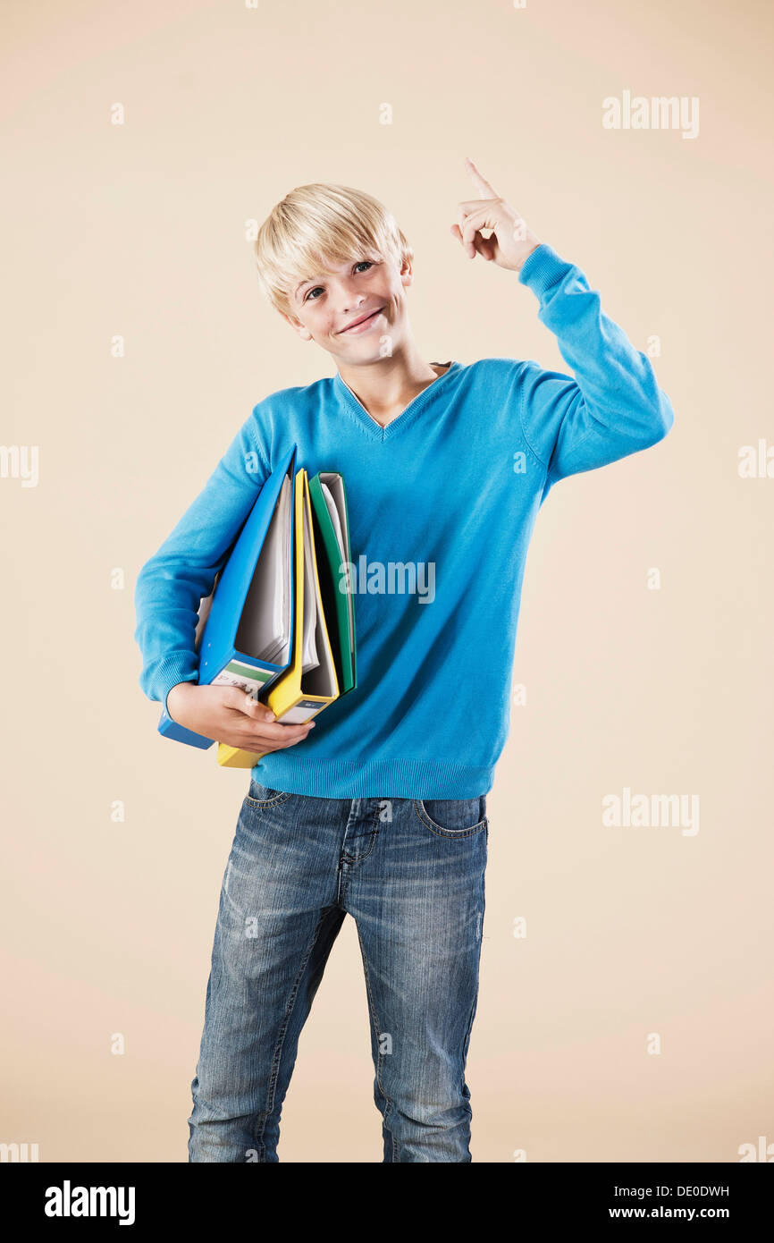 Boy holding folders Banque D'Images