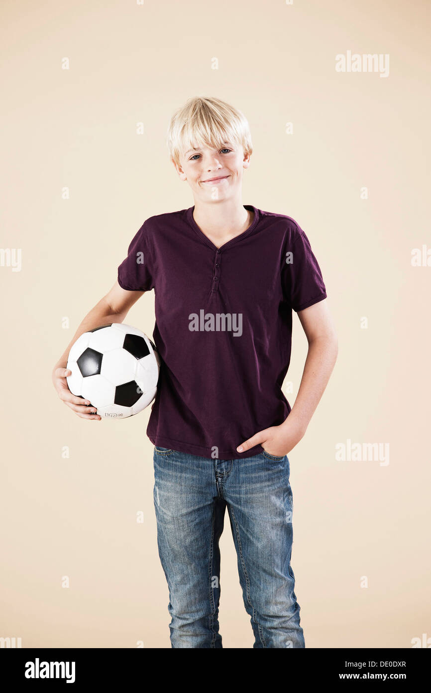 Boy holding a football Banque D'Images