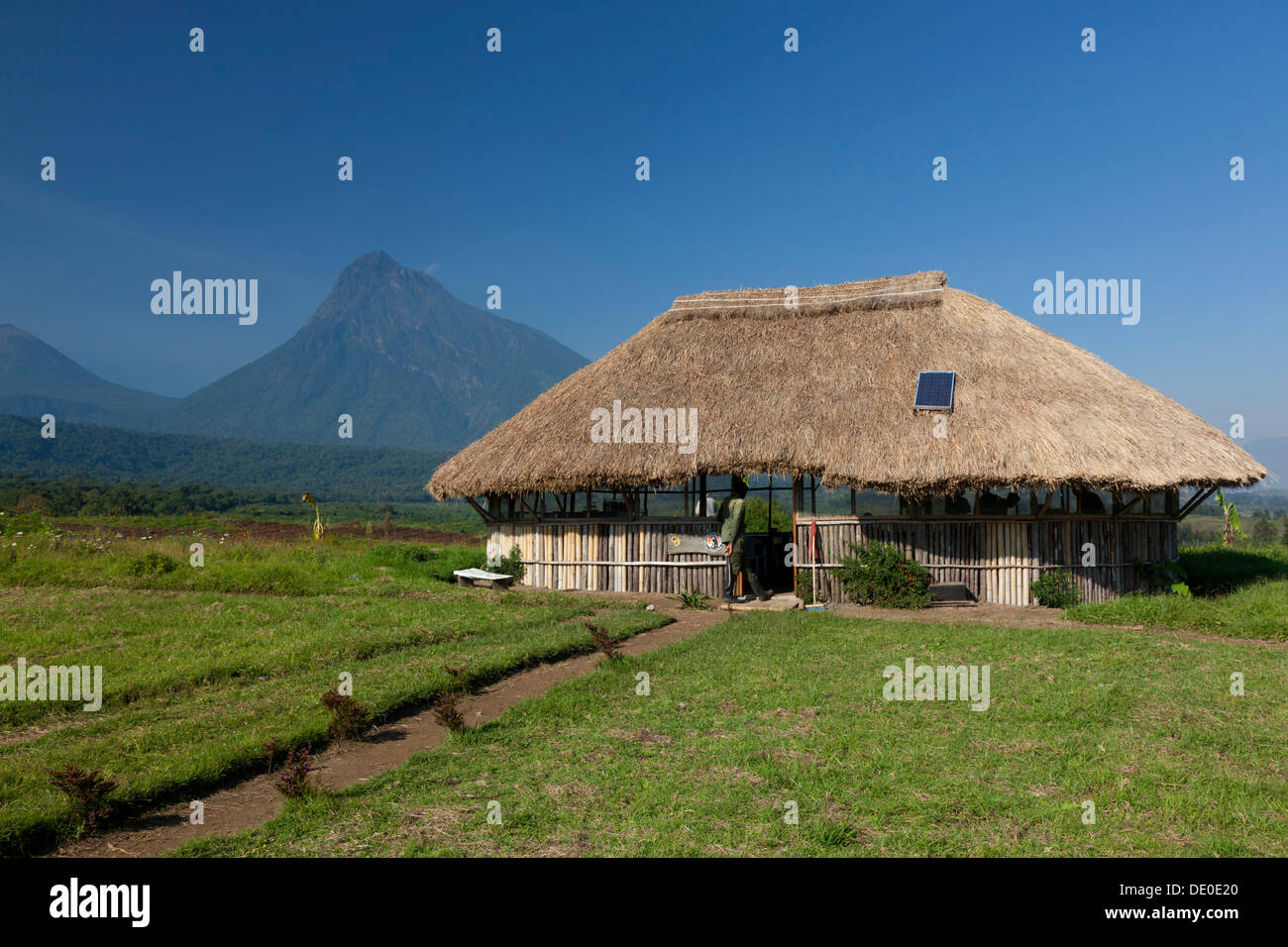 Park rangers' hut dans le parc national des Virunga au pied de la montagne volcan Mikeno Banque D'Images