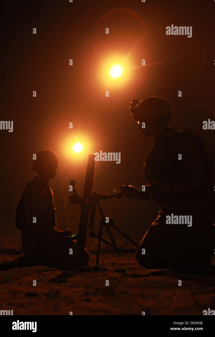 Marine nous préparer à un incendie M224 60mm Système de mortier pendant un exercice de tir réel à la zone d'entraînement Champ Bradshaw, le 3 septembre 2013 dans le Territoire du Nord, Australie. Banque D'Images