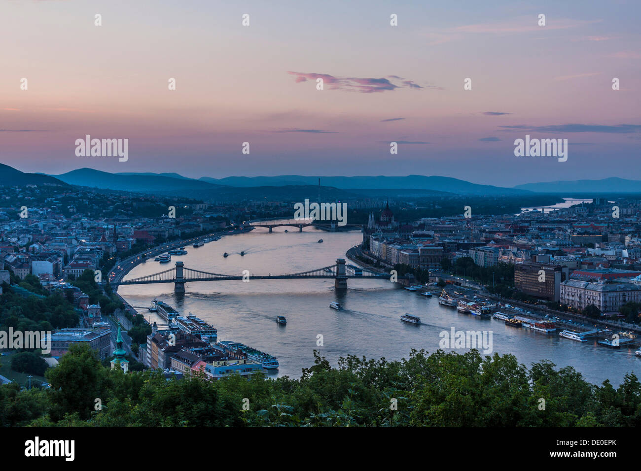 Vue depuis la citadelle jusqu'au Danube, Buda et Pest, les ponts sur le Danube, le Pont des chaînes à l'avant, le pont à l'arrière Banque D'Images