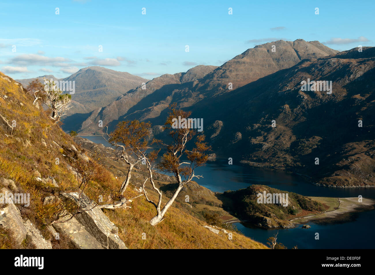 Un Mhaoraich Sgurr' (L) et Sgurr nan Eugallt (R) sur le Loch Hourn, de Druim Fada, région des Highlands, Ecosse, Royaume-Uni Banque D'Images