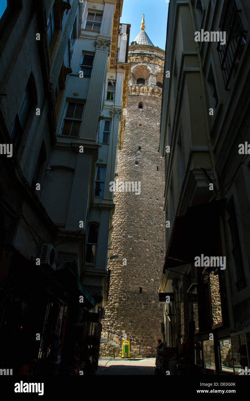 La tour de Galata vue à travers les rues étroites. Istanbul, Turquie Banque D'Images