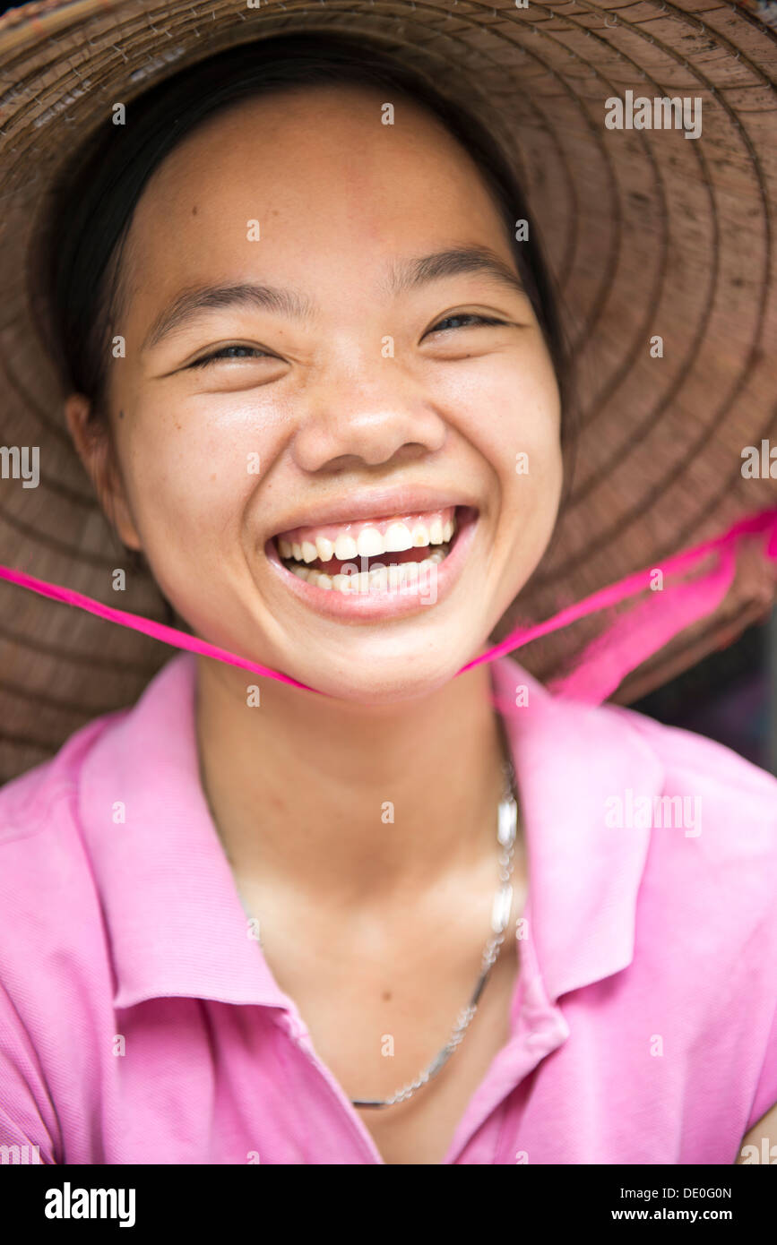 Pain vietnamien paddling lady's grand sourire sur la vieille ville de Hanoi, Vietnam Banque D'Images