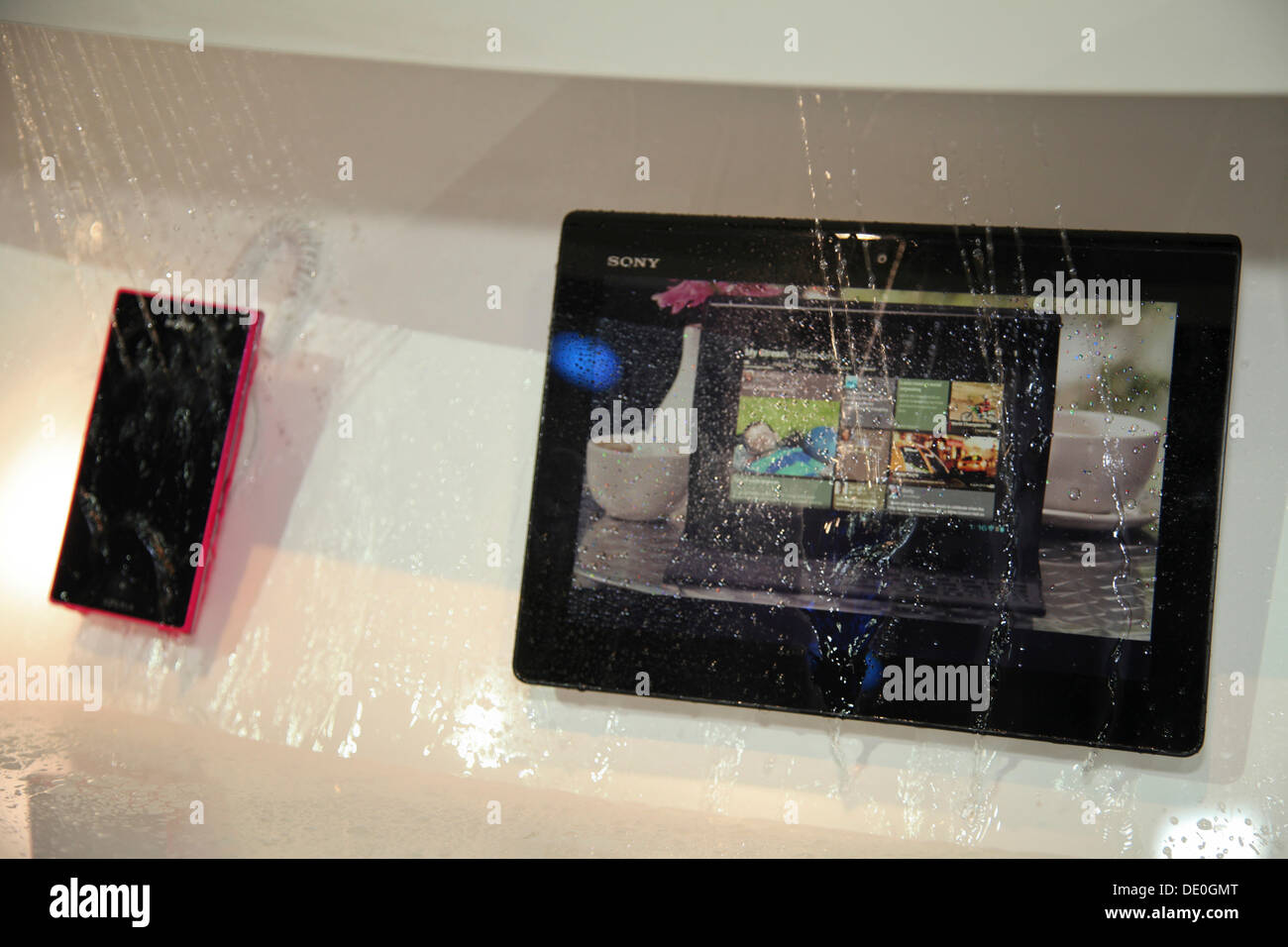 Les ordinateurs et téléphones mobiles étanches présentée par Sony, IFA, Internationale Funkausstellung, une exposition industrielle, Berlin Banque D'Images