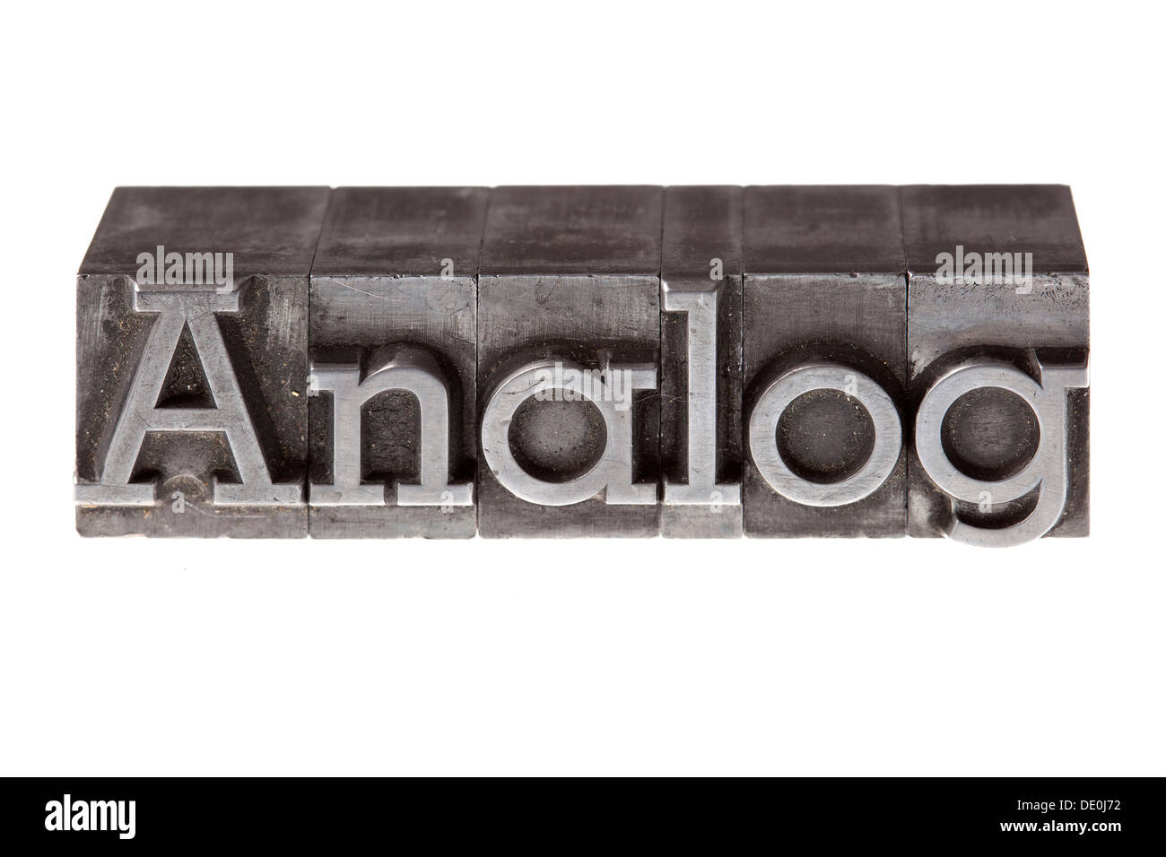 Plomb ancien lettres formant le mot "Analog", "l'allemand pour l'analogique Banque D'Images