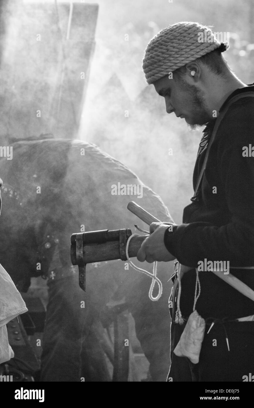 L'homme médiéval cannon pour préparer canonnade Banque D'Images