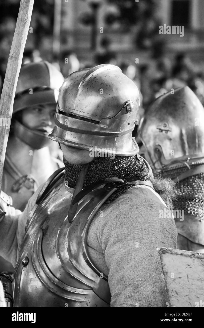Des soldats en armure médiévale et le casque Banque D'Images