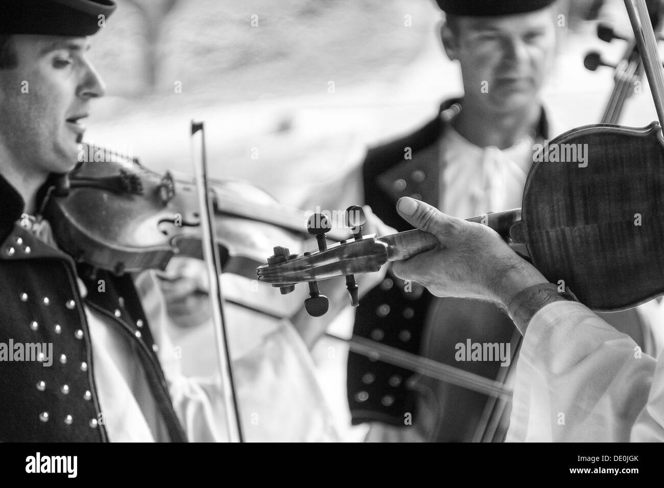 Musicien jouant sur deux folklore du violon Banque D'Images