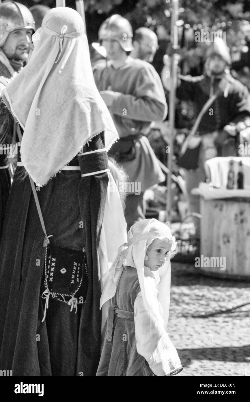 Femme avec petite fille en journée médiévale Banque D'Images