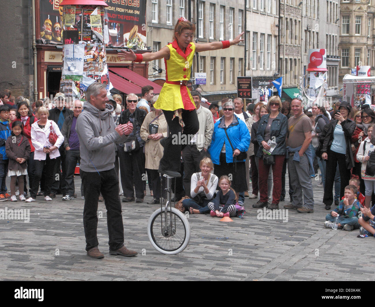 Femme Balaning Unicyclist chinois sur un monocycle, The Royal Mile, Édimbourg, Écosse, Royaume-Uni Banque D'Images