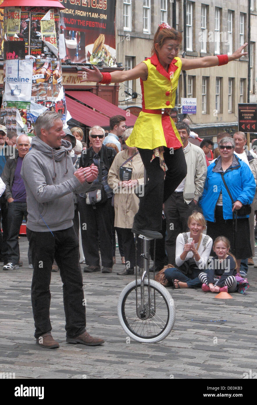 Femme Balaning Unicyclist chinois sur un monocycle, The Royal Mile, Édimbourg, Écosse, Royaume-Uni Banque D'Images