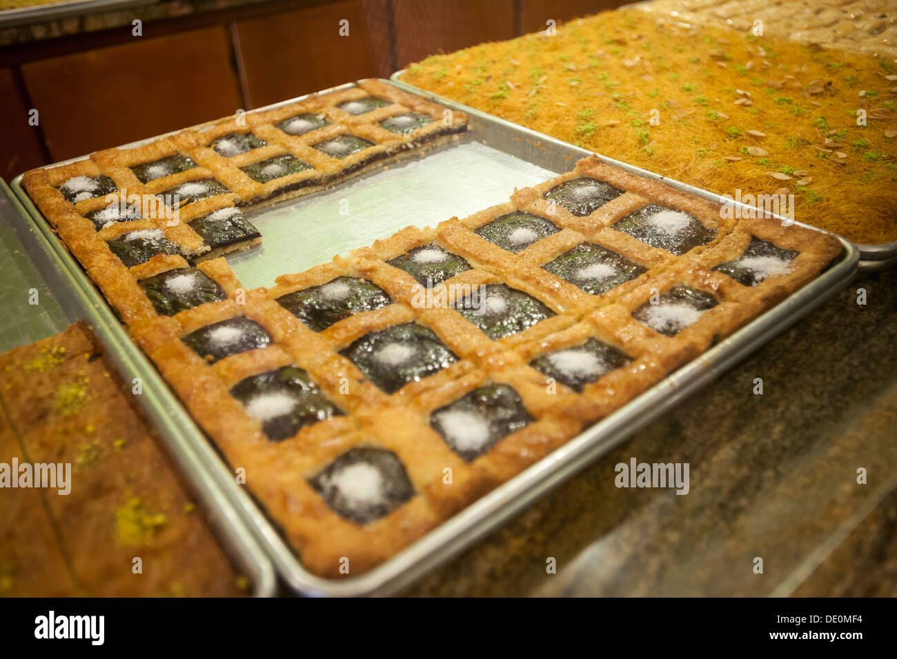 Une sélection de bonbons et de pâtisseries dans une boulangerie dans l'Arabo-Bay Ridge quartier dans Brooklyn à New York Banque D'Images