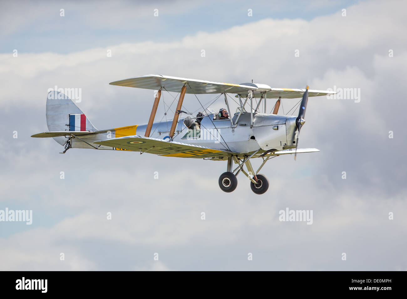 De Havilland Tiger Moth, un biplan en vol, vue de côté Banque D'Images