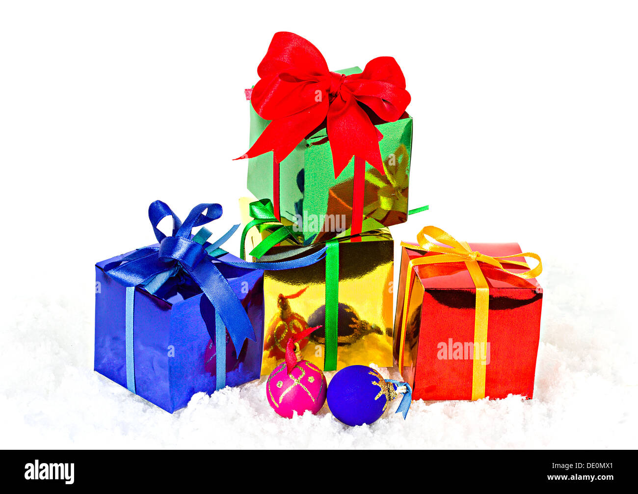 Des cadeaux de Noël sur fond de neige Banque D'Images